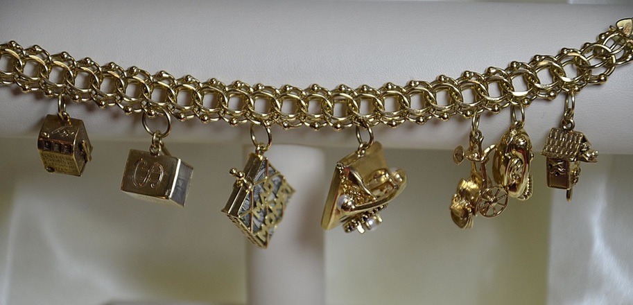 charm bracelet, gold, charms, we buy pre-owned jewelry, fine jewelry, jewelers in NJ,